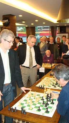 Marcos e o Xadrez:Um aficcionado dos tabuleiros: Simultânea Garry Kasparov  & Giovanni Vescovi